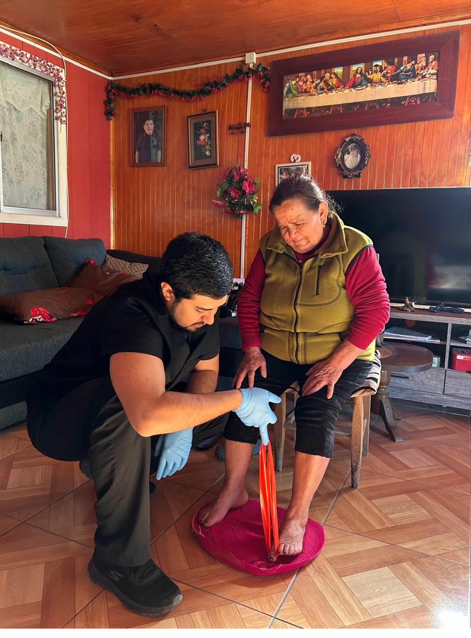 Pablo Cerda atendiendo a paciente a domicilio